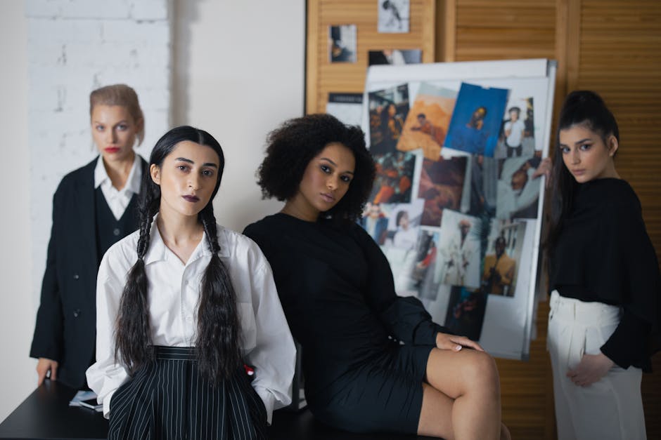 Team editoriale femminile al lavoro in un ambiente moderno